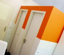 wei&szlig;-oranger Schrank in der Gruppenpension Das orange Schaf in Willingen-Usseln