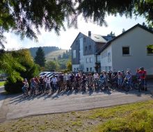 Eine gr&ouml;&szlig;ere Radgruppe steht vor der Gruppenpension Das orange Schaf in Willingen-Usseln