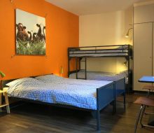 Ein Etagenbett und ein Doppelbett in Gruppenpension Das orange Schaf in Willingen-Usseln