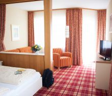 Couch und Bett im Zimmer Hotel Berghof Willingen-Usseln