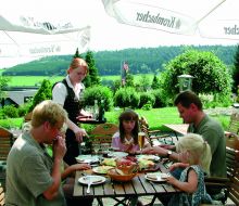 Familie drau&szlig;en bei einer Brotzeit im Hotel Berghof Willingen-Usseln