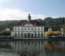 Hafenbecken Bad Karlshafen, im HIntergrund eine weiße Villa