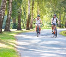 Zwei Radfahrer auf dem Diemelradweg bei Trendelburg