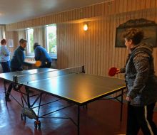 Zwei Personen spielen Tischtennis in Gruppenpension Das orange Schaf in Willingen-Usseln