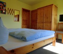 Kiefernmoebel im Zimmer im Landgasthof Bei Steggers in Obermarsberg