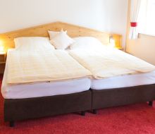 Doppelbett im Zimmer im Gasthaus Brandner Trendelburg