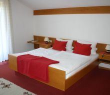 Blick auf Doppelbett im Zimmer im Haus Weserblick Bad Karlshafen