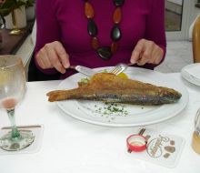 Ein Gast isst einen Fisch im Hotel Hessischer Hof Bad Karlshafen