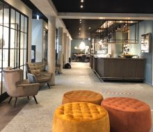  orange Hocker in der  Hotelbar im Hotel Zeitgeist Warburg