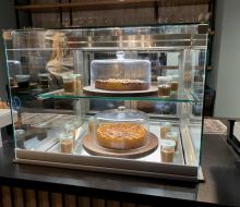 Kuchenvitrine im Hotel Zeitgeist Warburg