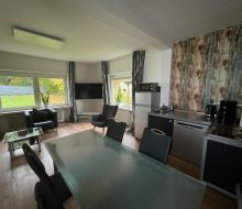 Wohnzimmer mit K&uuml;chenzeile Ferienhaus an der Saline Bad Karlshafen