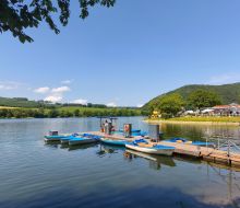 Elektroboote am Anleger auf dem Diemelsee