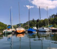 Segelboote am Anleger auf dem Diemelsee