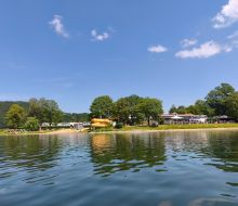 Segelboote am Anleger auf dem Diemelsee vom Wasser aus gesehen