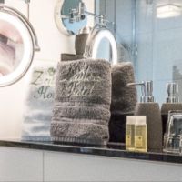 Kosmetikartikel im Bad in Zeitlers Hotel und Apartments Marsberg