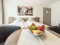 Bett und Tisch in Zeitlers Hotel und Apartments Marsberg
