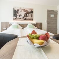 Bett und Tisch in Zeitlers Hotel und Apartments Marsberg