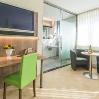 Schreibtisch und Sitzecke in Zeitlers Hotel und Apartments Marsberg