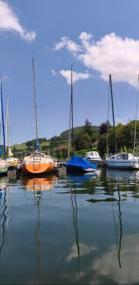 F&uuml;nf Segelboote ankern auf dem Diemelsee