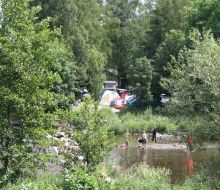 spielende Kinder im Wasser auf dem Campingplatz Trendelburg