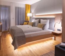 beleuchtetes Bett im Premiumzimmer im Hotel ten Hoopen