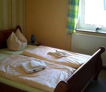 Bett im Schlafzimmer Ferienhaus Biedermann
