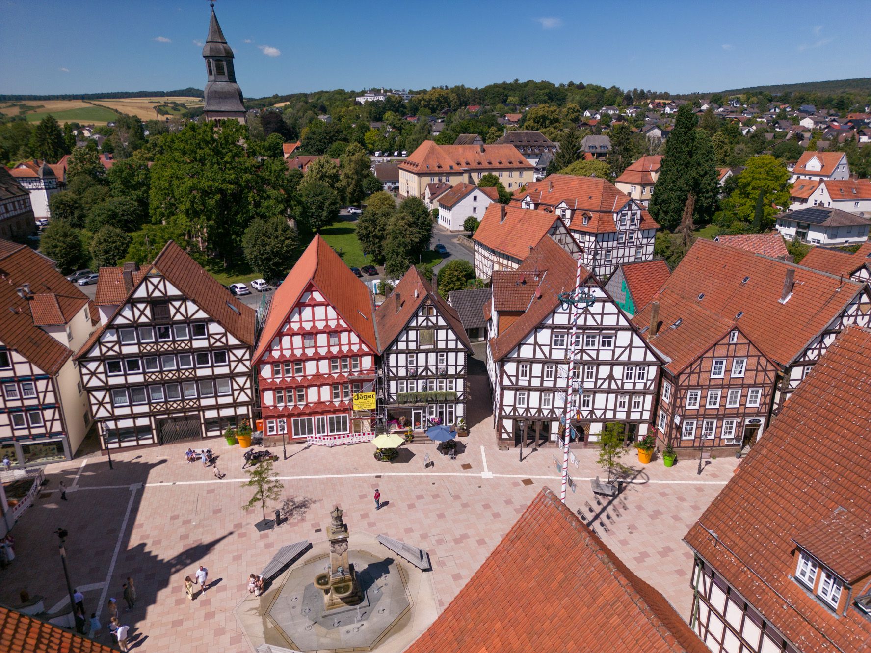Blick auf den Marktplatz von Hofgeismar von oben