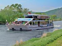 Blick auf das Weserschiff "Hessen", das auf der Weser fährt
